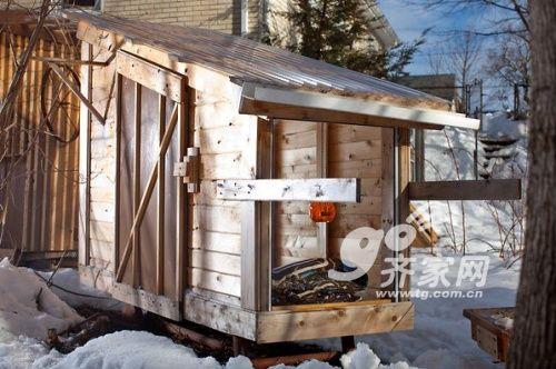 老外废物利用 200美元打造雪地迷你屋