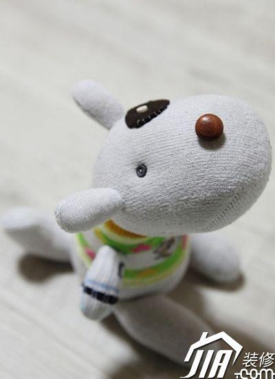 变废为宝 巧手主妇6步把破洞袜变布偶